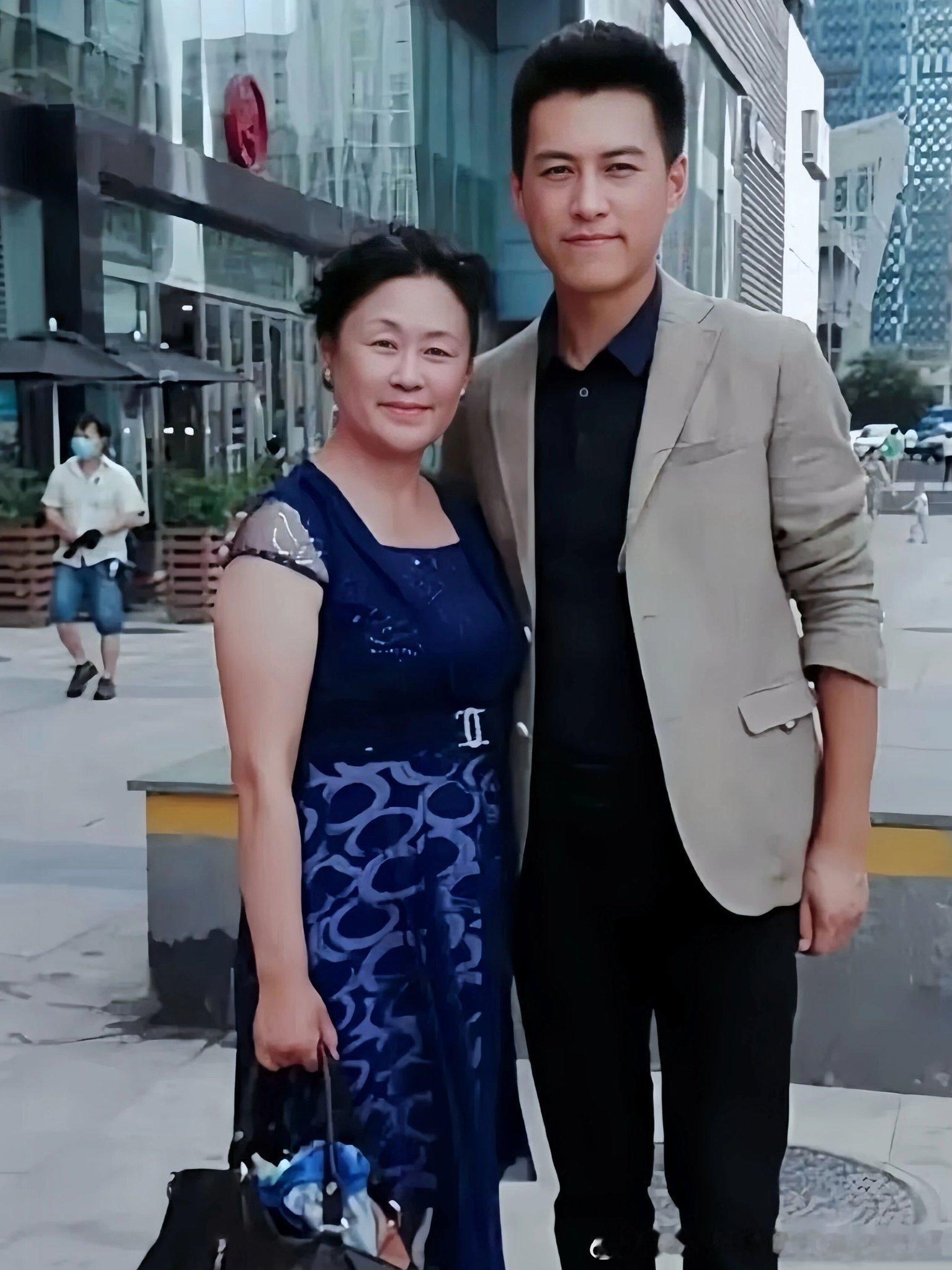 靳东和母亲的一张合照，看了许久，心里忽然涌起一阵感动。母子二人眉眼间的相似与神态中的从容，让人感叹血