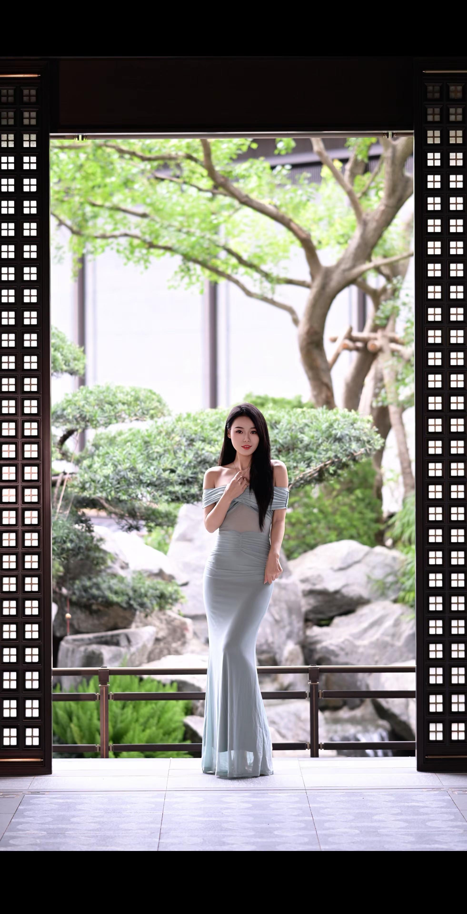 美到镜头都舍不得移开✨。模特小姐姐五官精致，身材线条超好看，每一张都超有喜欢