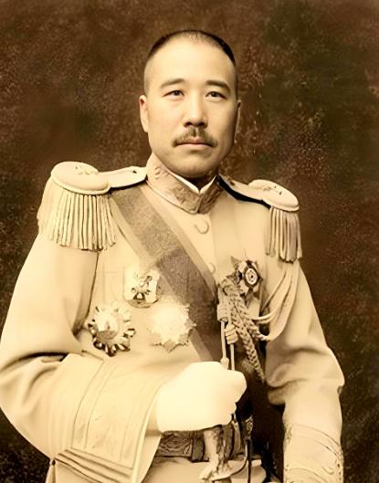 1925年，张宗昌请张作霖吃饭，满屋子小老婆陪酒。老张几杯下肚，眼睛黏在丫鬟李兰