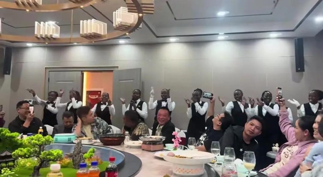 餐厅中非洲妹说唱团。