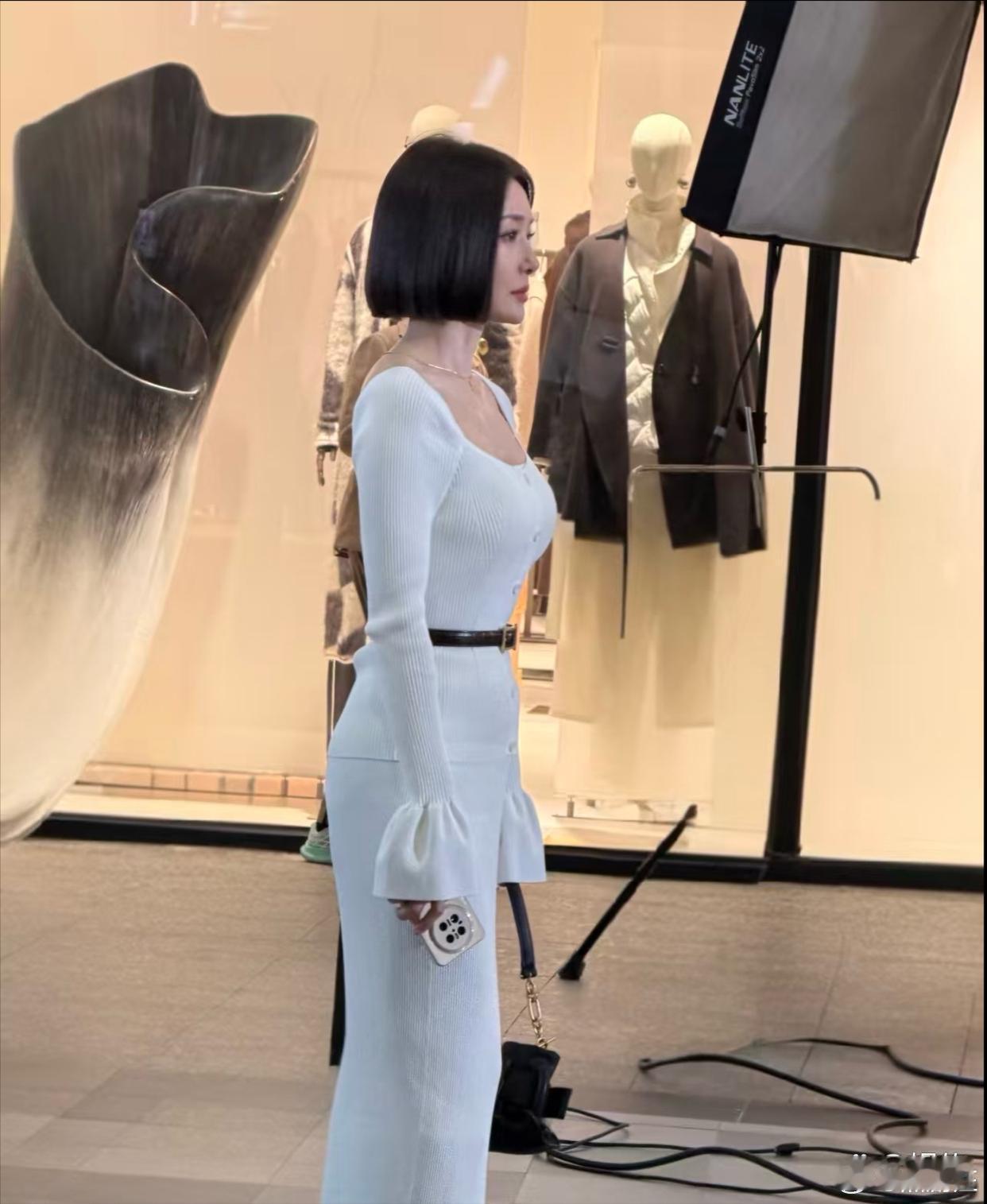 46岁秦岚魔鬼身材，短发超级好看