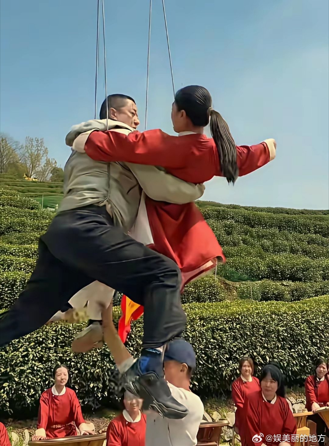 李亚鹏，这是又重新回娱乐圈去拍戏了？近日，他在杭州茶园的拍摄景点，在张纪中导演的