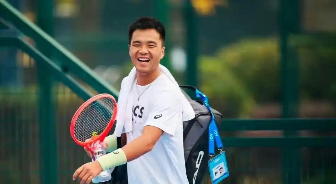 男网最近不多见的连胜，一个拼命为了排进法网资格赛，一个为了法网正赛。武宁CH5