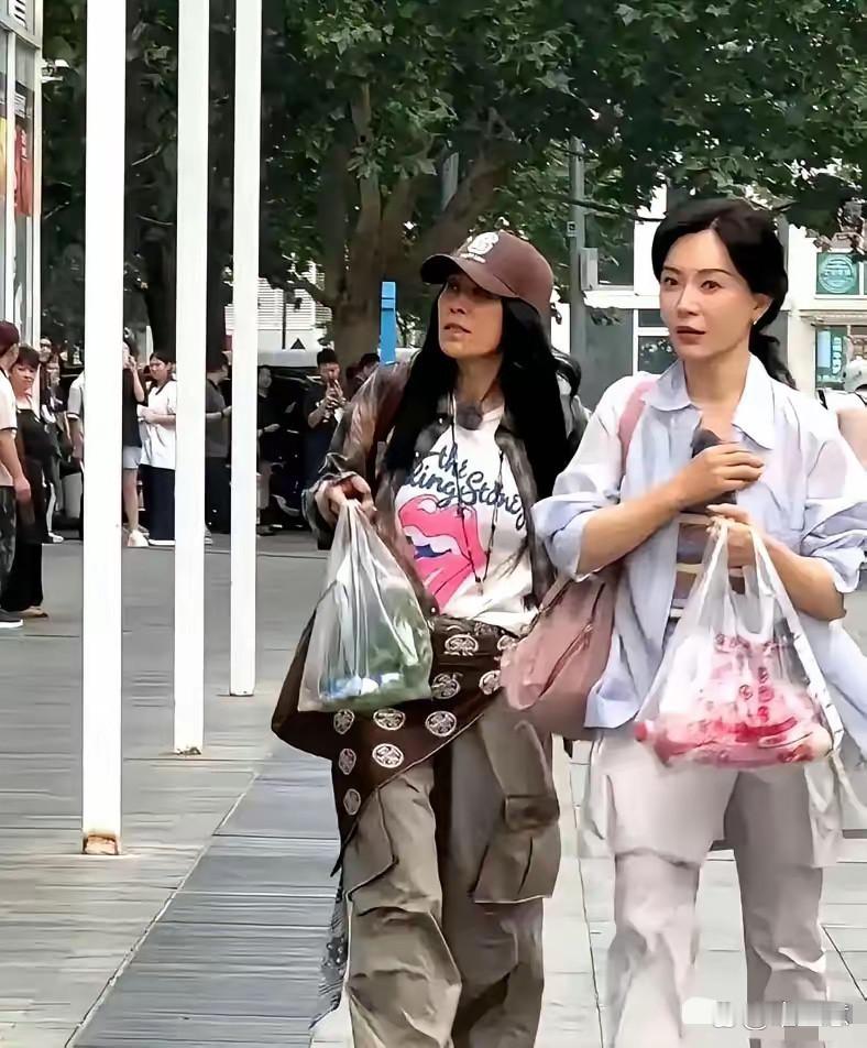 那英和陈数出街买菜被网友偶遇，两人素颜出行很自然。那英戴棒球帽配格子外套，胳膊挎