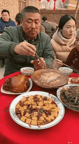 不懂就问，这个是AI吗？感觉有点怪怪的。