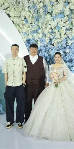 德云社成龙早凌晨晒婚礼照，队长张云雷参加婚礼并上台致辞，队副杨九郎也去了！德云社