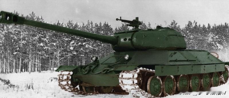 斯大林-6重型坦克是苏联军事工业在19944年进行的一个试图超越德三“黑豹”坦克