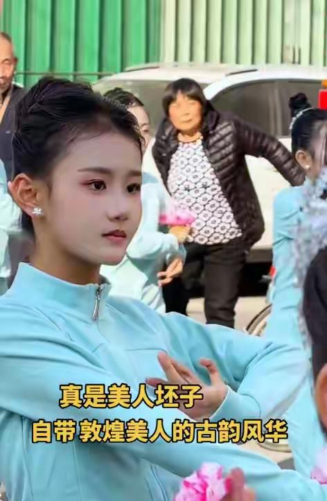 【标题】潮汕街角惊现“穿越版李清照”！网友：她一笑，千年宋韵就活了---