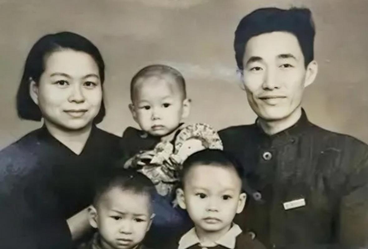 1947年，中统特务陈梦麟酒后失言，拍着同僚张一锋的肩膀炫耀：“礼拜五去大使馆抓