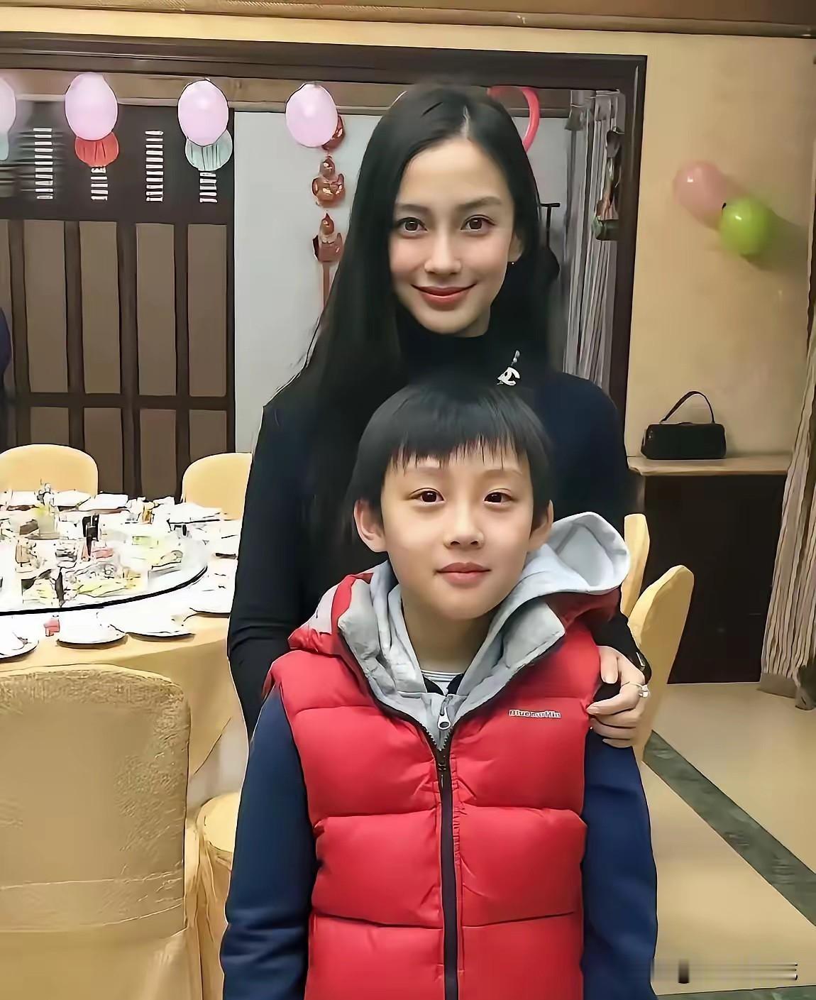 这孩子眉眼到底随黄晓明还是杨颖？一眼就能看明白这张母子同框合照曝光后，网友争