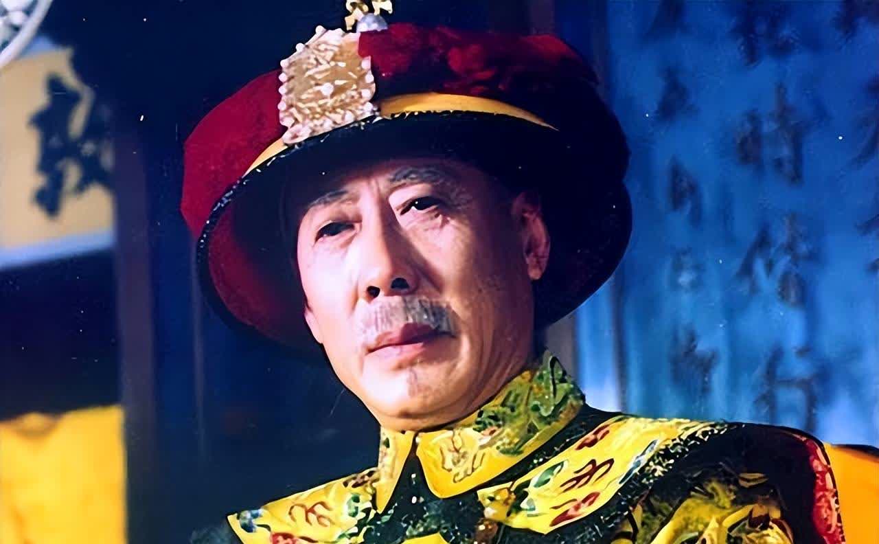 雍正经历九子夺嫡的惨烈，最终夺得帝位。然而八爷很不服气，在朝堂上九爷十爷也开始就