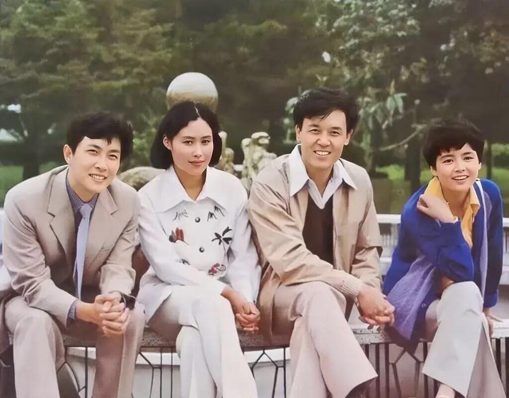 在那个年代，唐国强不愧是比王心刚都要帅的男演员，五官有棱有角的，模样清秀，看上去