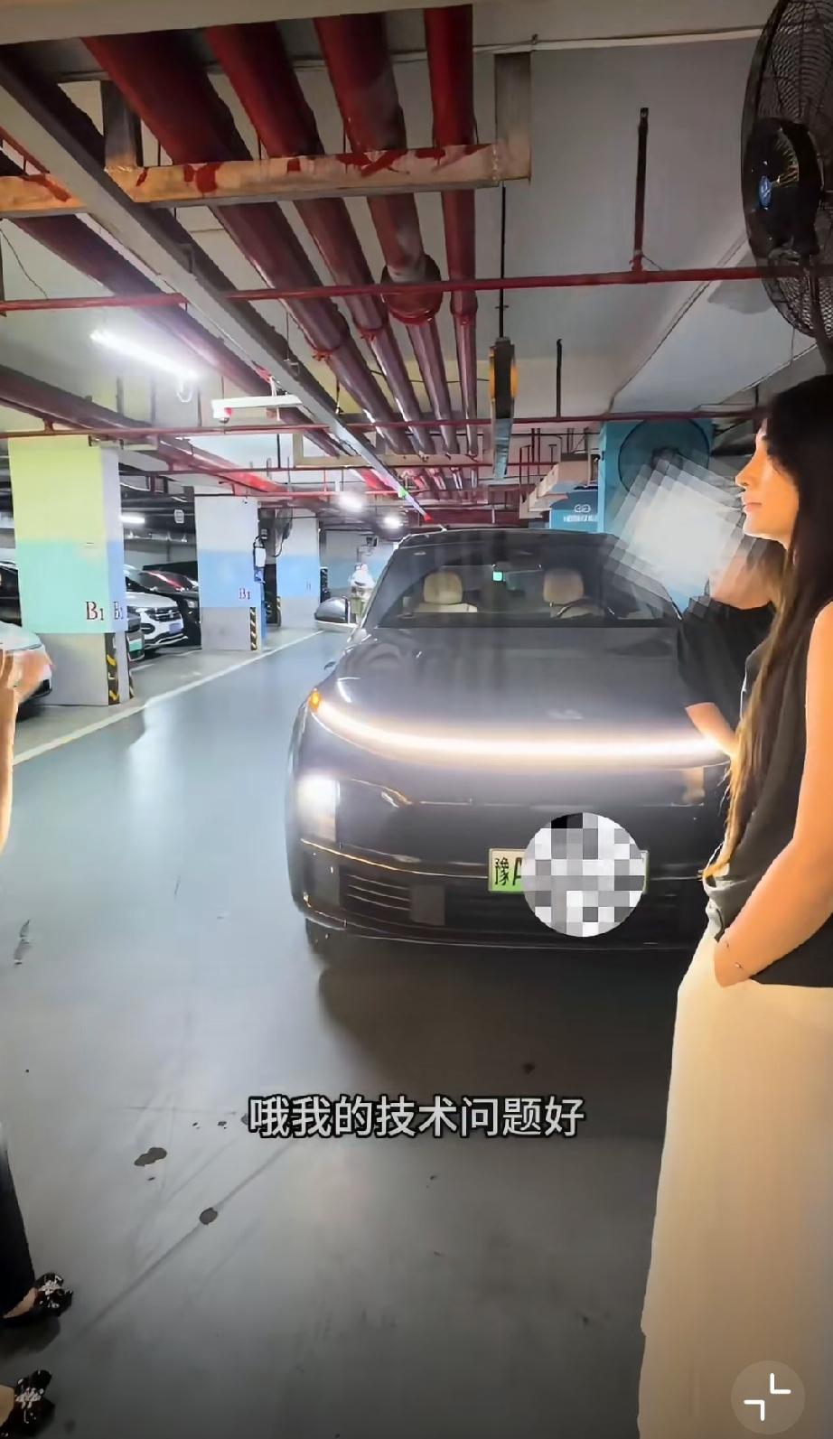 女司机VS女司机！黑车违停，白车出不来，于是打电话让司机来挪车。来了之后白车