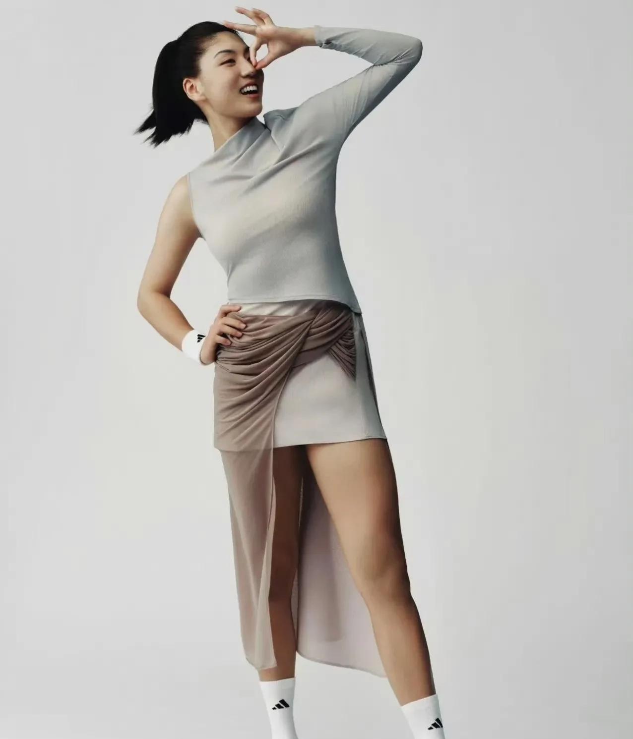 瑜美人这柔美圆润的大腿线条太吸眼球了。王欣瑜身高182cm，体重130斤，能拥