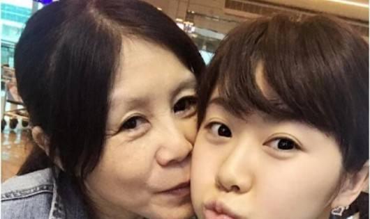 福原爱恩爱依偎着江宏杰，和前婆婆脸贴脸，当年她是爱他的，连同他的家人都爱。