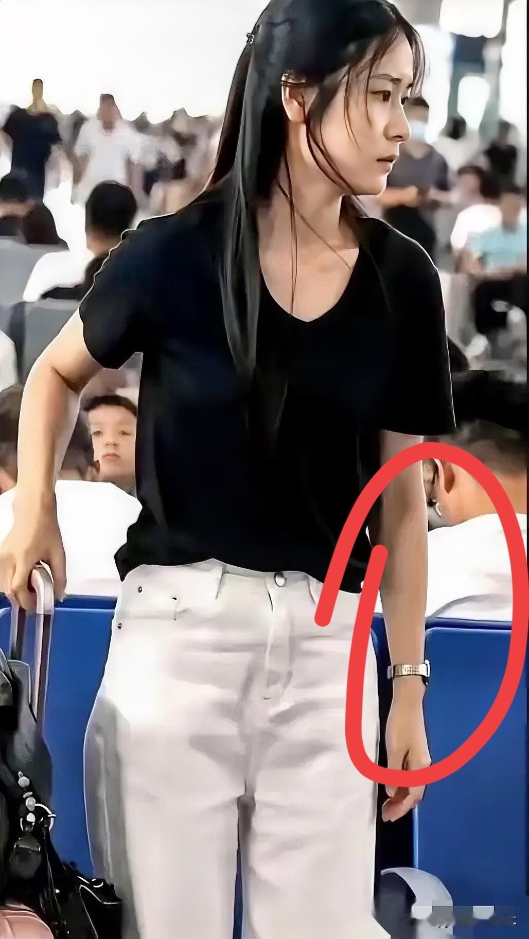 网上疯传着一段高铁候车厅里十几秒的偷拍视频。镜头里的女孩，全身上下找不到一个大牌