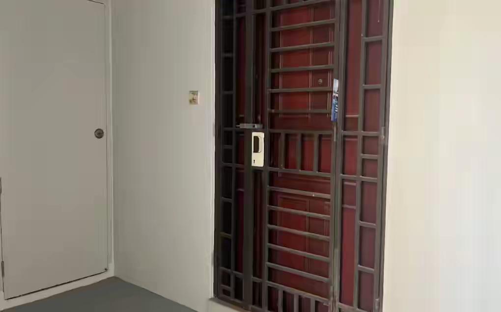 新加坡47岁华裔女博士徐娜，疑似在家中饿死，其70多岁的父亲在卧室里已呈现白骨化