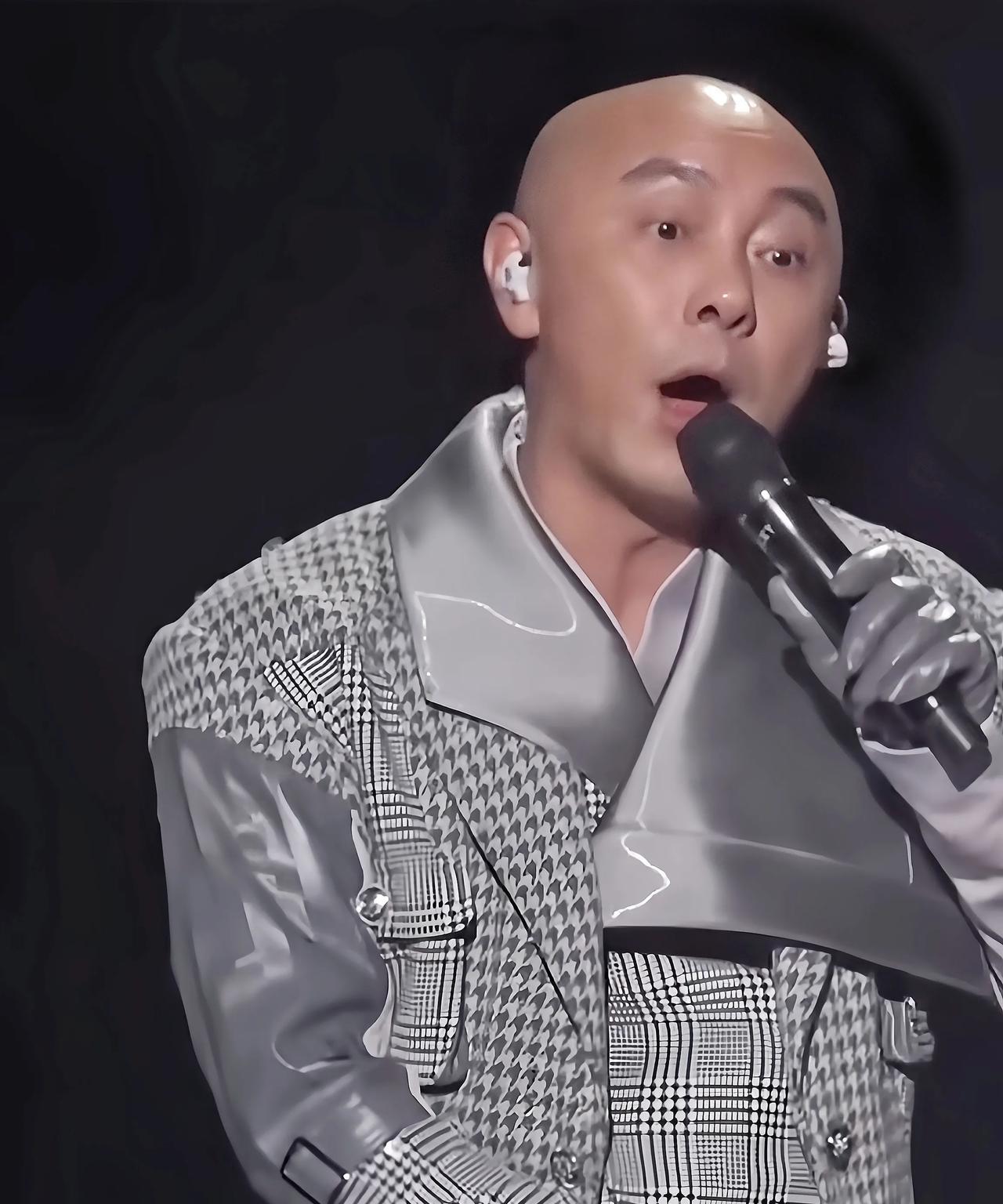 张卫健红馆开唱，现场超燃！60岁的他风采依旧，容颜不显老态。他出演过《西游记》《