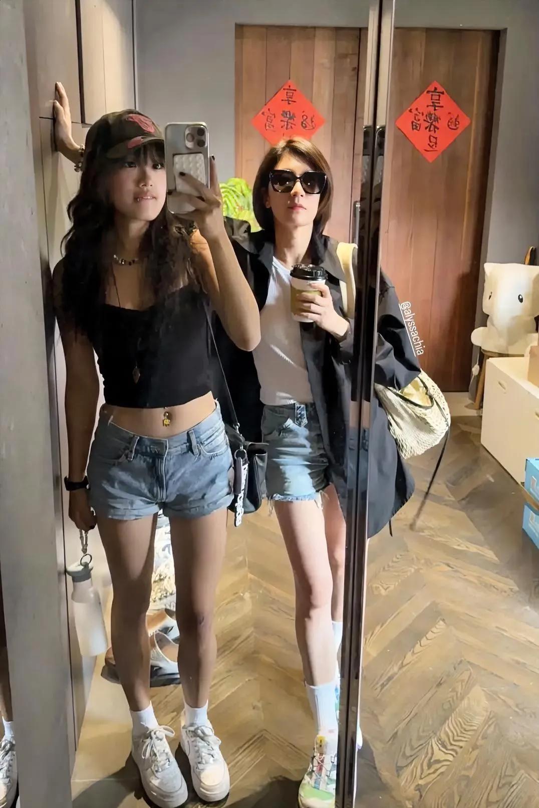 贾静雯和20岁大女儿梧桐妹一起同框，母女俩正在为外出做衣服穿搭，看起来好亲近，感