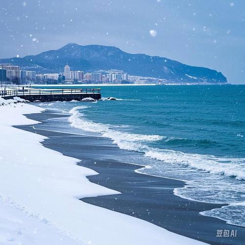 烟台暴雪“下冒烟”！雪窝子硬核降雪，这场景绝了！家人们快看！烟台的雪到底有