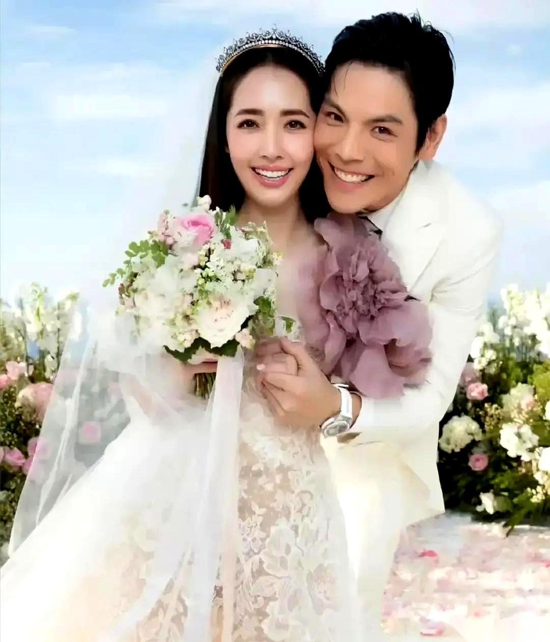 向佐对着镜头说：“我老婆选我，不是因为我爸是谁，而是她觉得我能扛事。”话筒递过