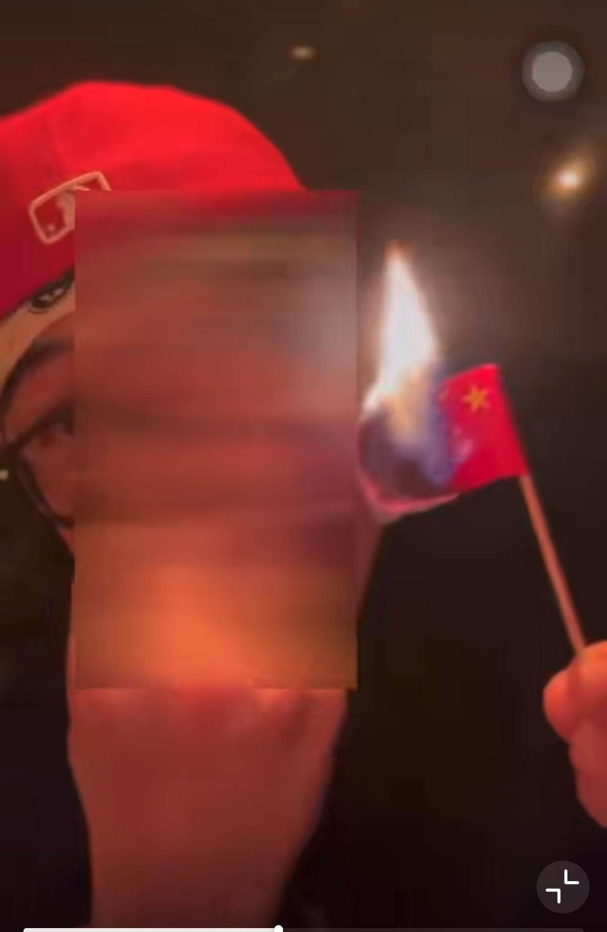 这种人太可恶了！近日，一网友在朋友圈看到一男子发了一个视频，视频中这名男子拿着