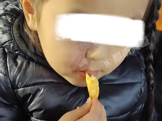 “悲剧还是发生了！”近日，江苏，一女孩在家中感到口渴便找到自己的保温杯，刚一打开