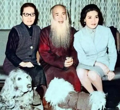 [啤酒]1922年，15岁的黄凝素与张大千结婚，相伴25年生了8个孩子。没想到，