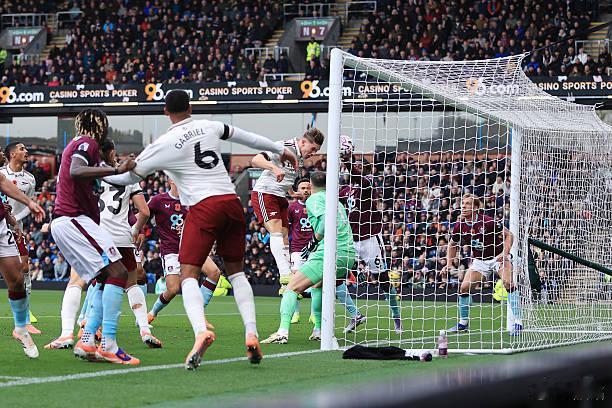 伯恩利vs阿森纳约克雷斯又进球啦！时隔差不多7个星期，约克雷斯再次在英超联赛进