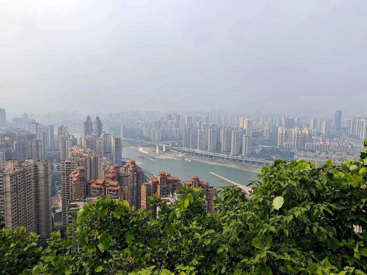亲戚来家喝茶闲聊，说他儿子今年大学毕业正发愁出路。前些年他搞工程攒下两千来万