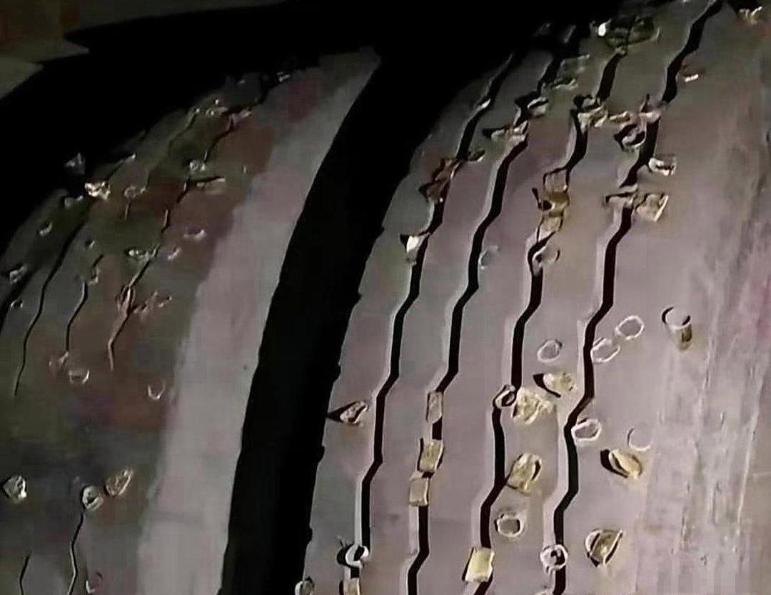 借了朋友车回趟老家，回来一看，好家伙！车胎上全是密密麻麻的金属玩意儿，可愁死我