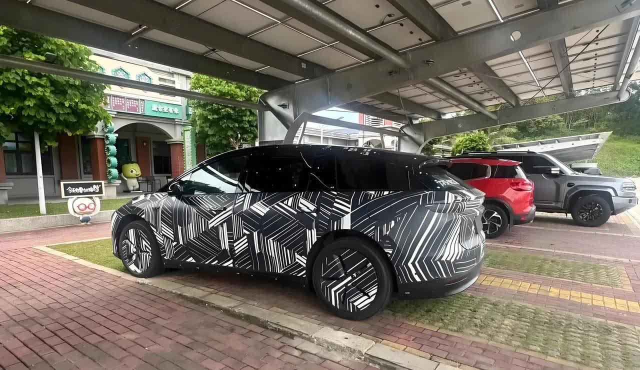 理想i6九月发布谍照曝光压草坪惹争议