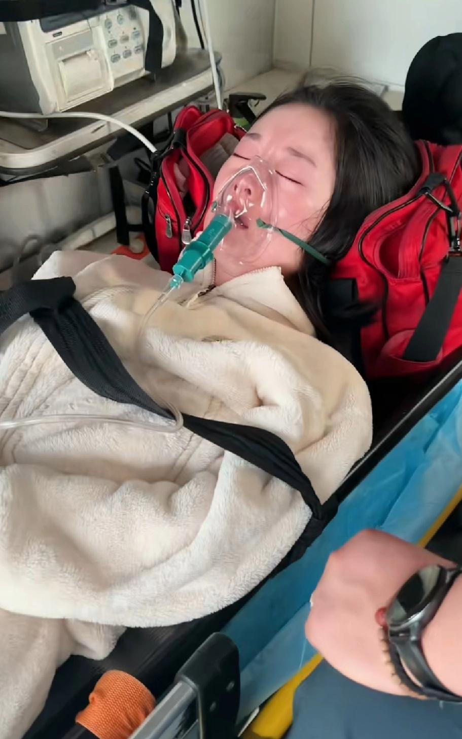 小王下班回家，发现老公没有做饭，不知道什么原因就生气了，直接和老公吵了起来，两个