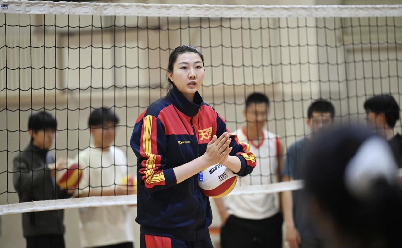 前女排队长袁心玥正式迎来身份的转变！4月12日消息，前中国女排队长、奥运冠军袁心