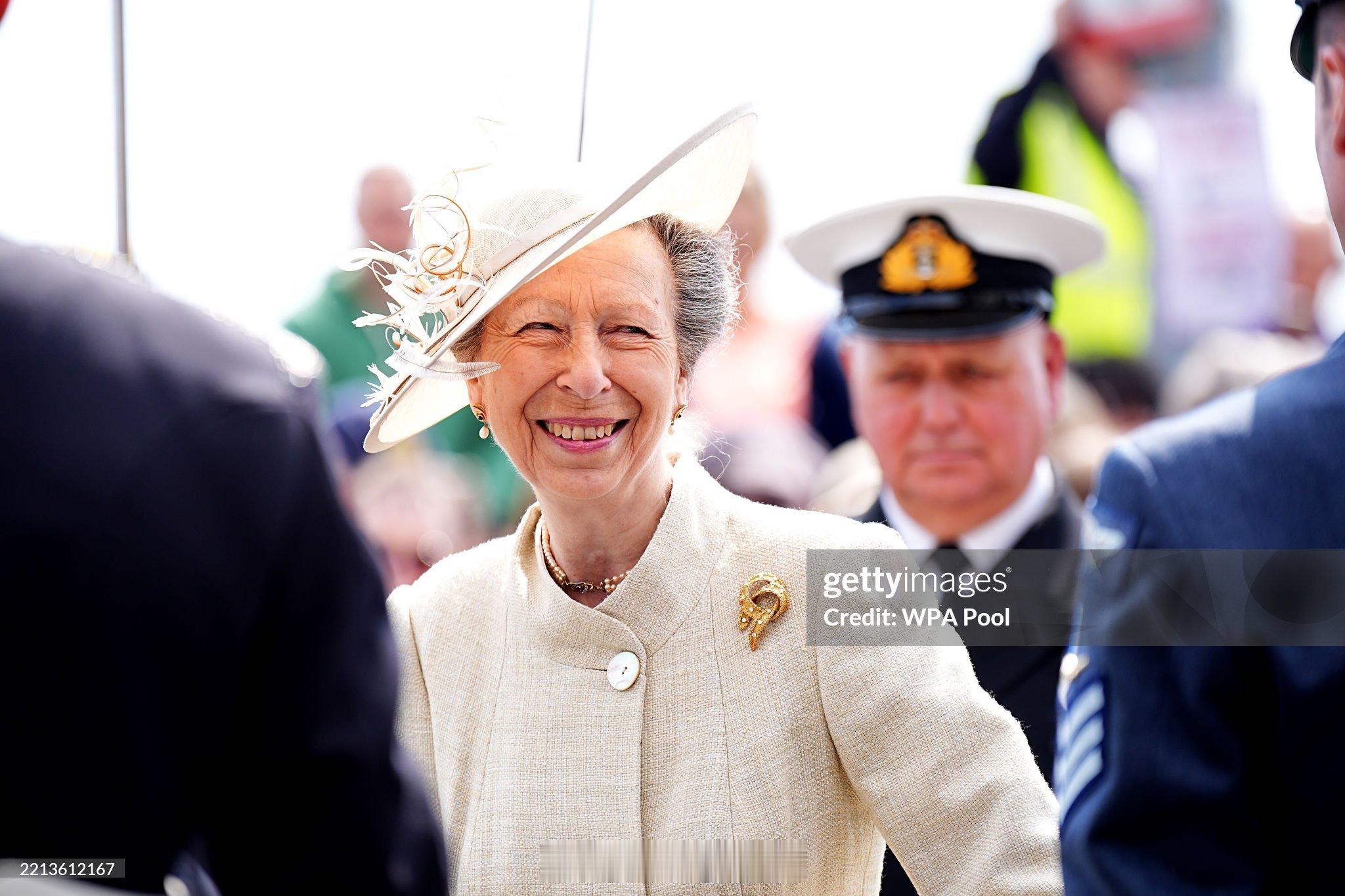 英国王室2025年5月9日，安妮长公主和蒂莫西劳伦斯爵士代表查尔斯三