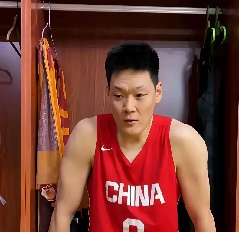 山西队赢球那天，刘传兴坐在更衣室角落，对着镜头说出那句让人心惊的话：“现在上场打