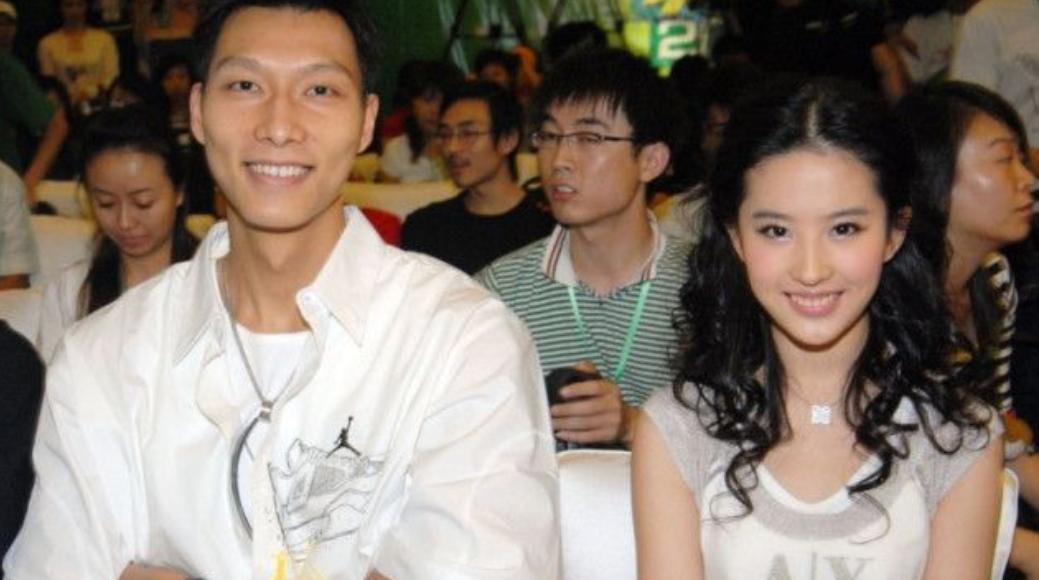 2008年，易建联为了追求刘亦菲，不惜花重金买了一对贵重的手镯送给她，刘亦菲很是