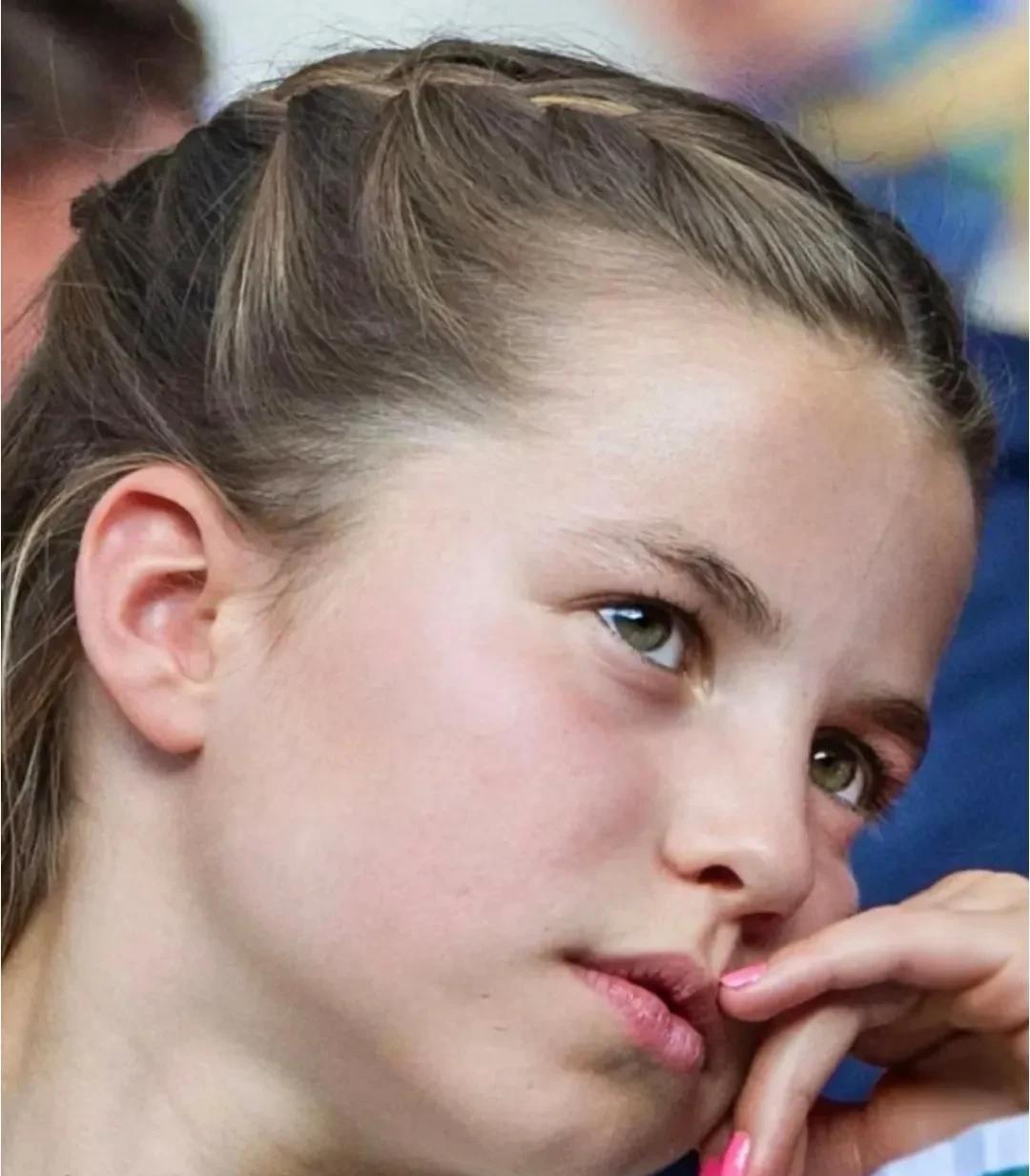 夏洛特公主漂亮的绿色眼睛夏宝小时候是蓝色眼睛，长大以后和妈妈一样，其实感觉绿眸