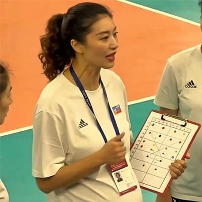 1米92的女排前国手，退役后竟沦落至此？孕肚照曝光，画面令人心酸，没人敢信，那个