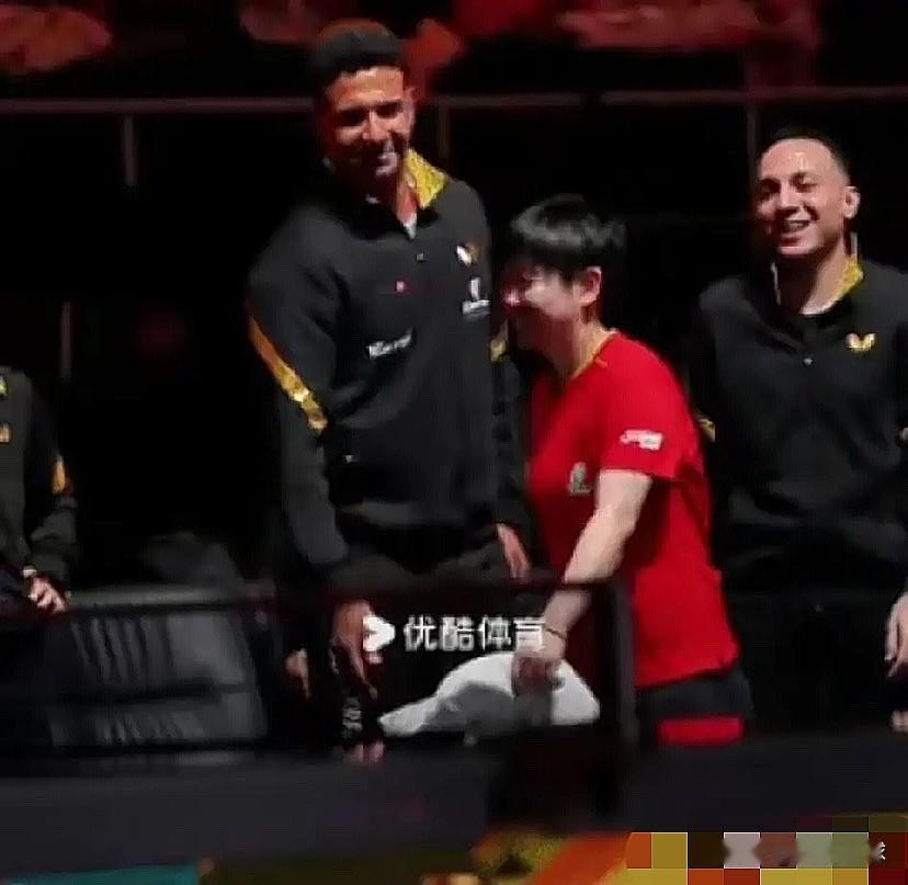 这一幕让人感动：友谊第一比赛第二啊！埃及输了，但是教练非常高兴和莎莎握手，这