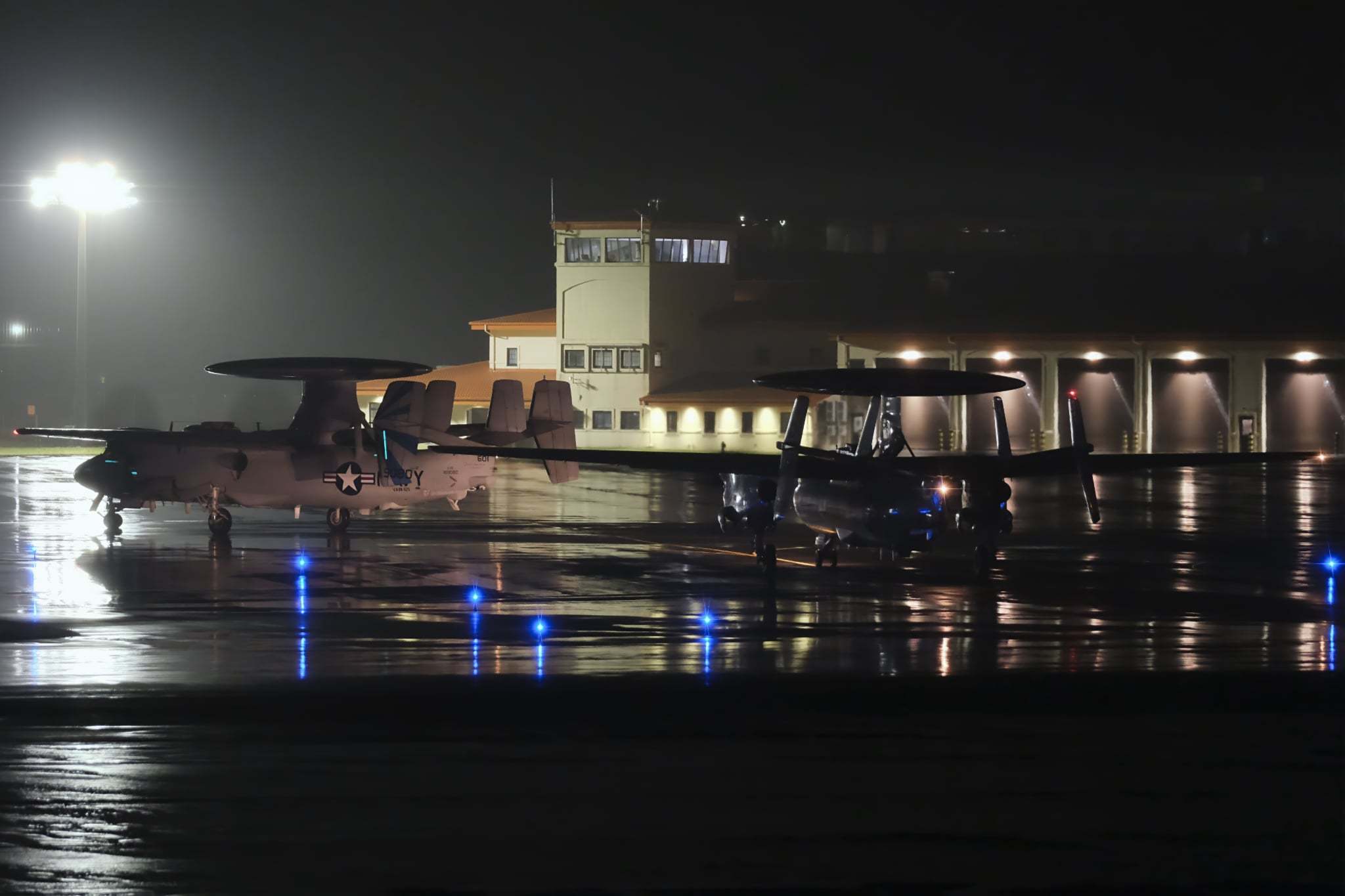 🔻美国从本土加派5架E-2D预警机前往中东。🔻我就说老旧的E-3预警机雷达对