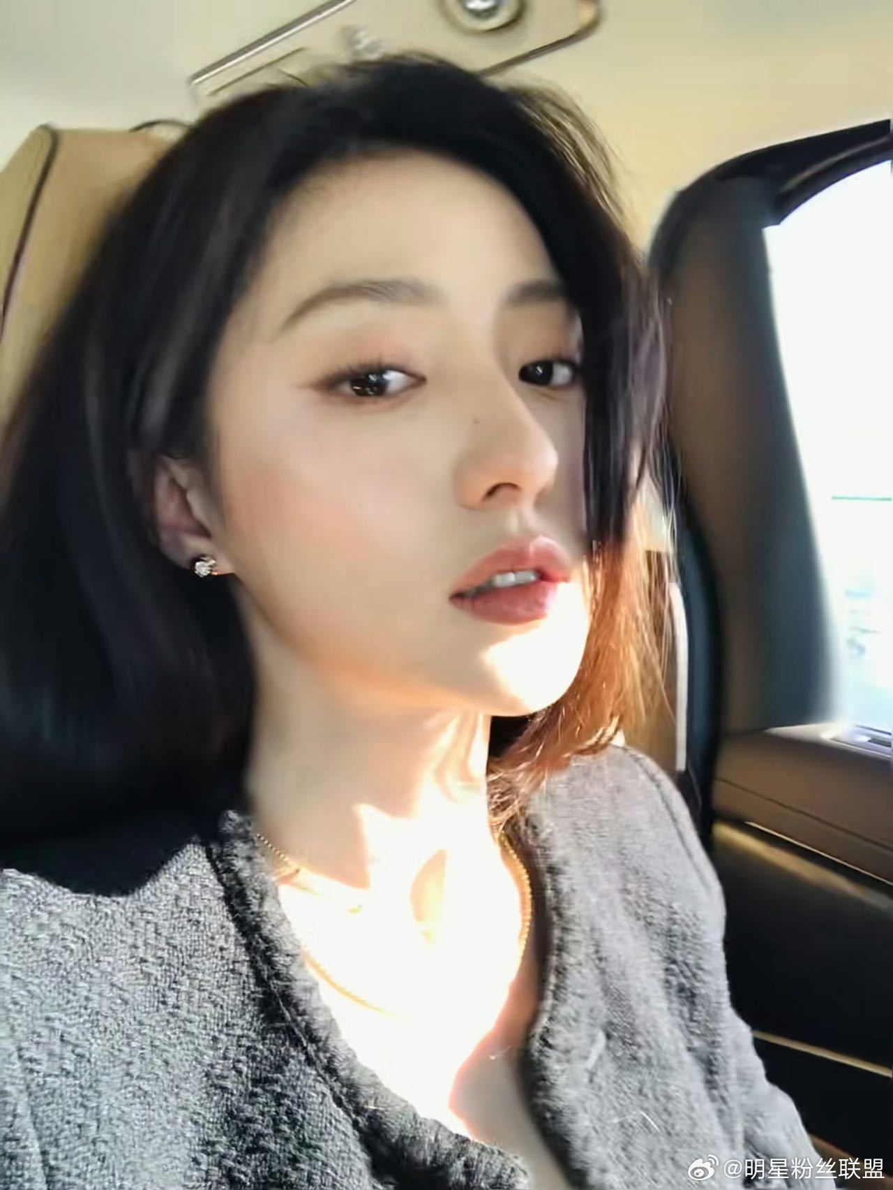 胡连馨学化妆眼睛会了手也会了怎么感觉胡连馨化妆这么简单啊，随随便便几笔就一整个