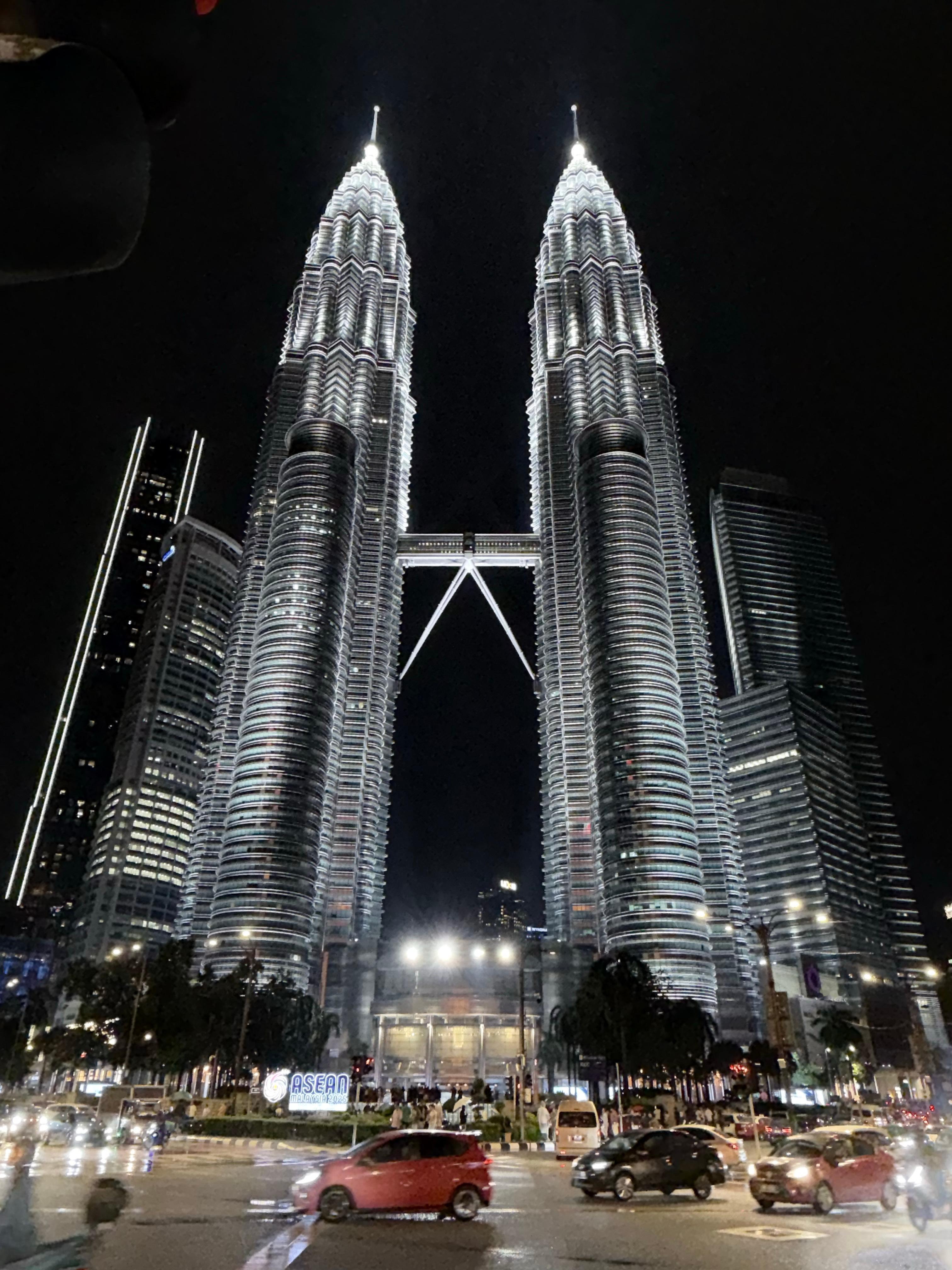 吉隆坡没有任何可以买的，基本都比国内贵。景点也非常无聊，所以现在就等飞机。刚刚又