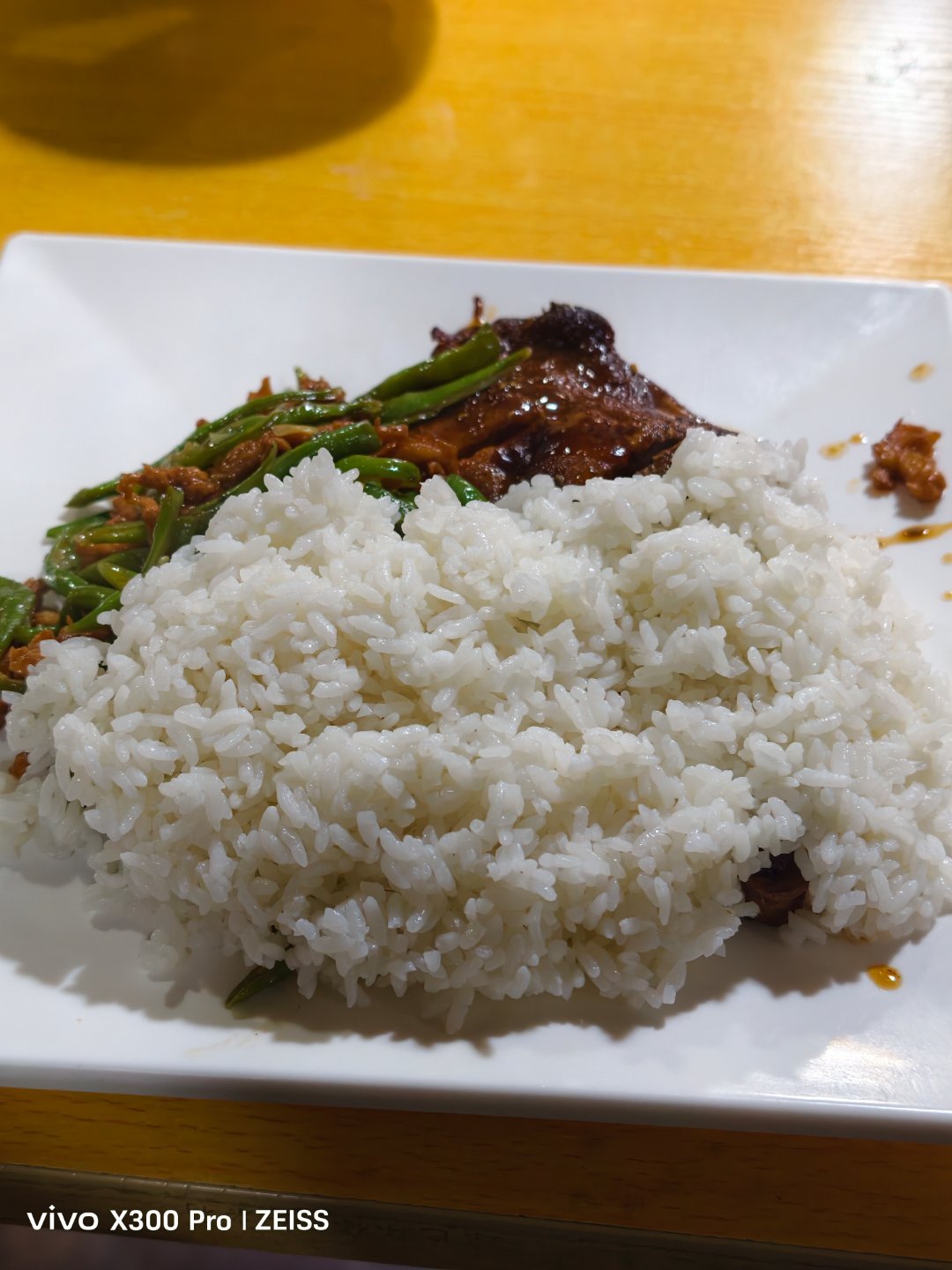 每日一餐分享中午吃的鸭腿饭，放了孜然感觉味道不是很好了。