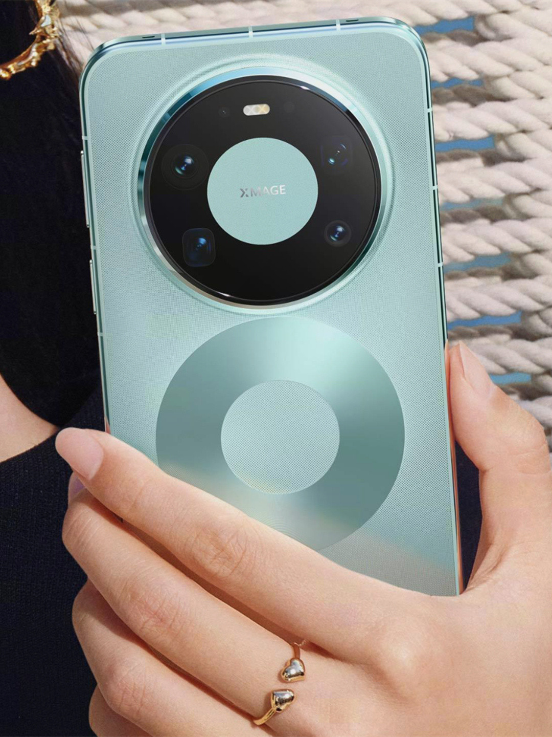 华为Mate80系列外观已正式公布，其ProMax将带来四款极境之地色系（昼金