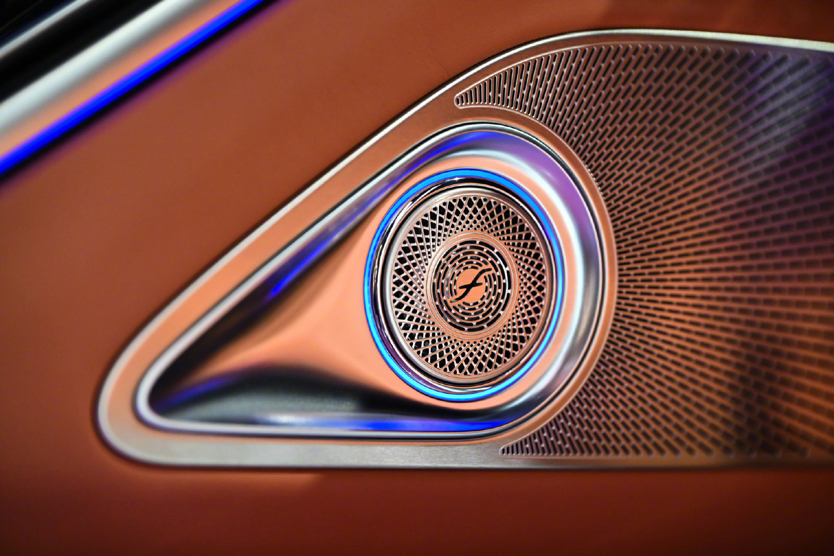 说实话，这次迈巴赫S级的升级挺“较真”。格栅、车标、C柱徽记都能亮，晚上开出去，