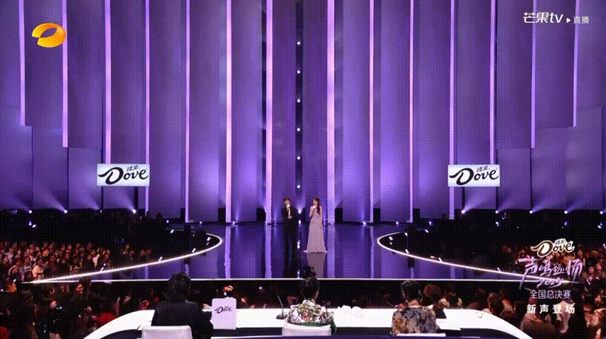 谁被这波模仿戳中笑点？何老师嘴上喊停身体却很诚实，反差萌直接拉满，太可爱～