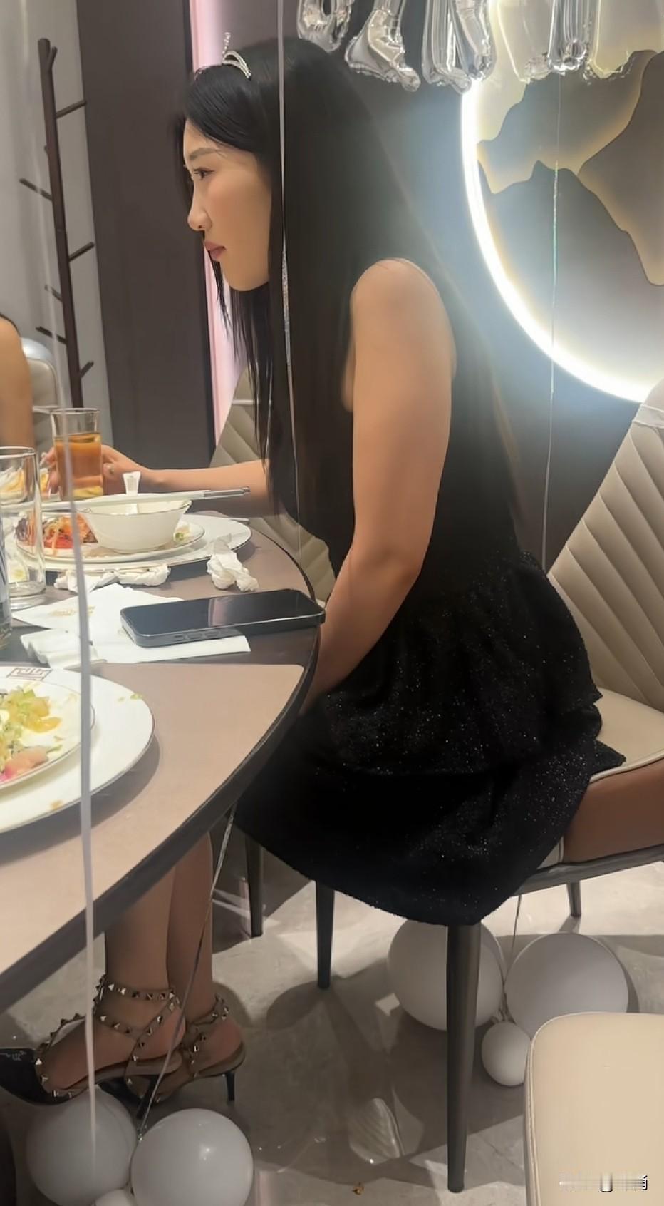 她穿了肉丝，对不对