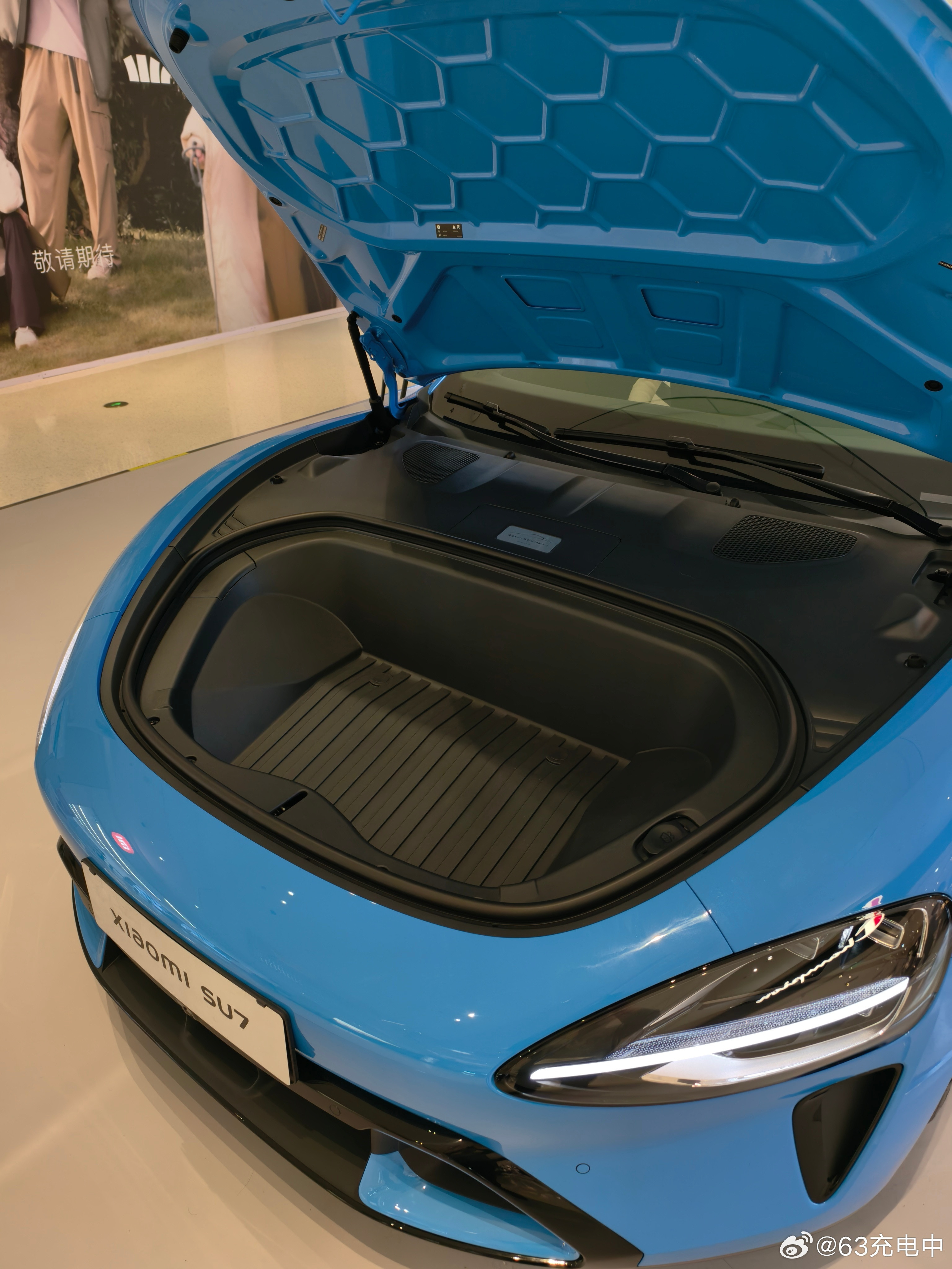 散步偶遇商超展出的新一代小米SU7，简单感受了一下。不得不说，SU7还是很帅