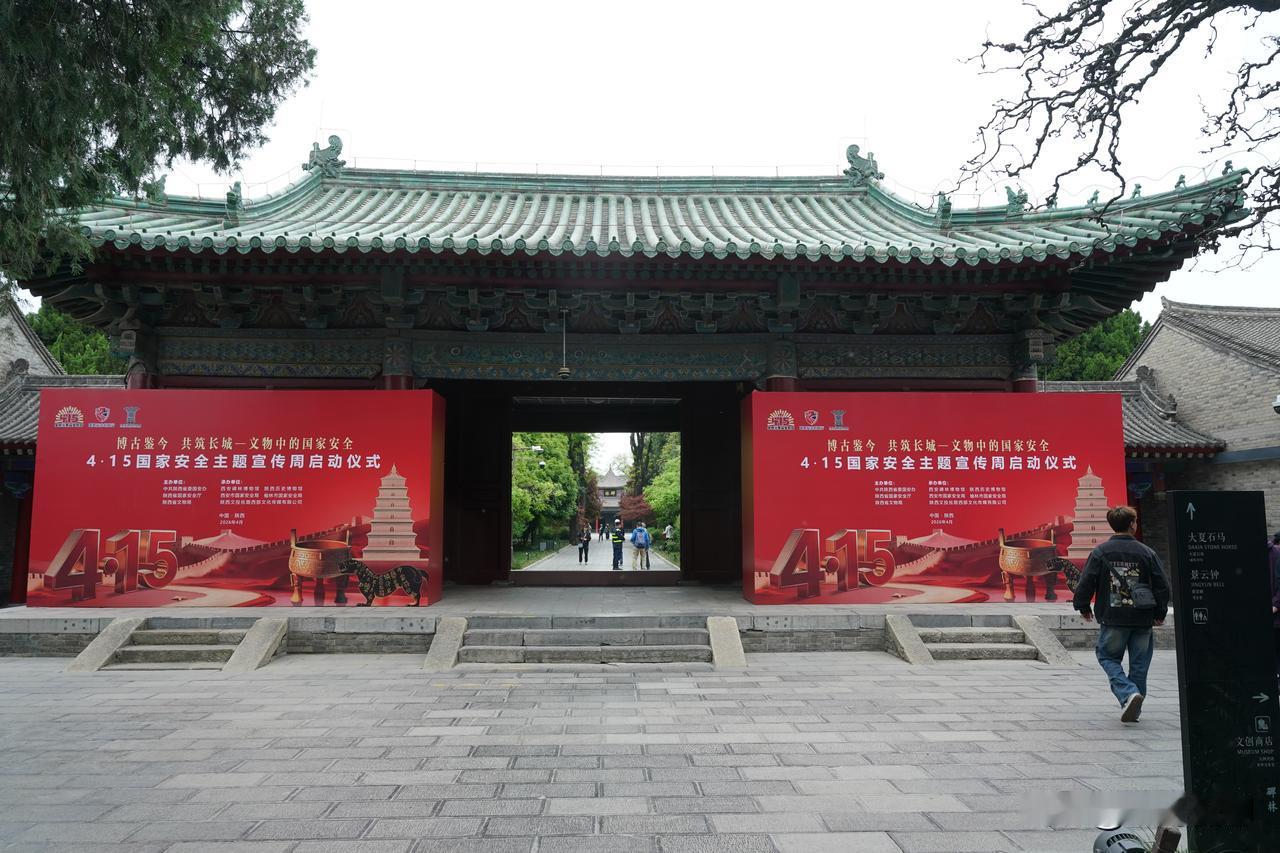 美学核心定义：研究美、审美、艺术的本质与规律的哲学分支，探讨“美是什么”“